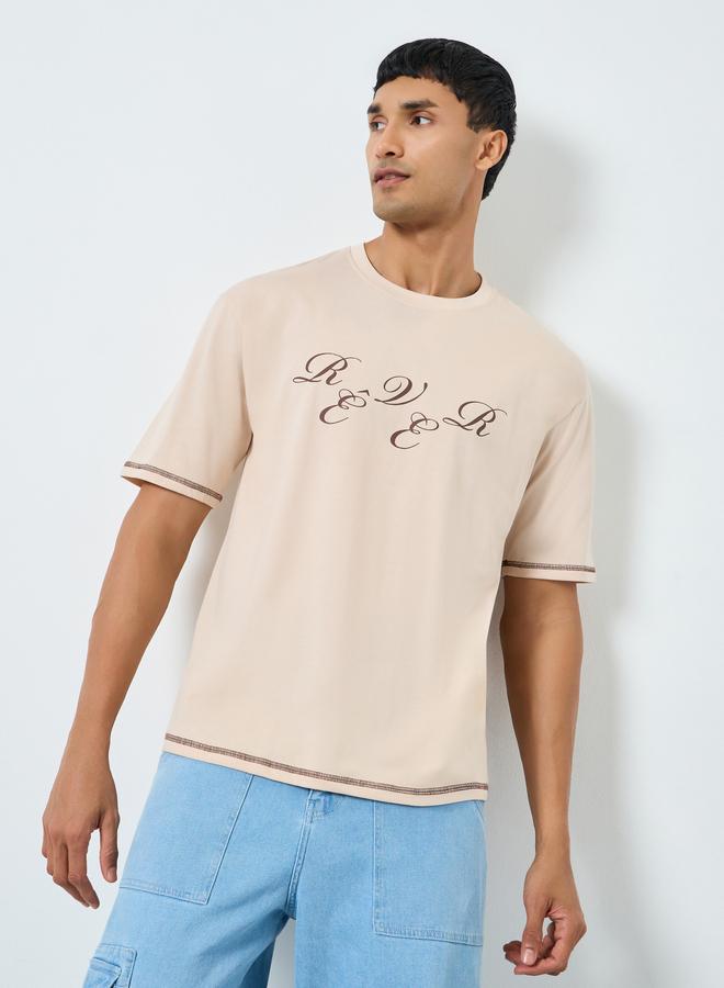 ستايلي تيشيرت بطبعة جرافيك وبقصة واسعة - Image 2